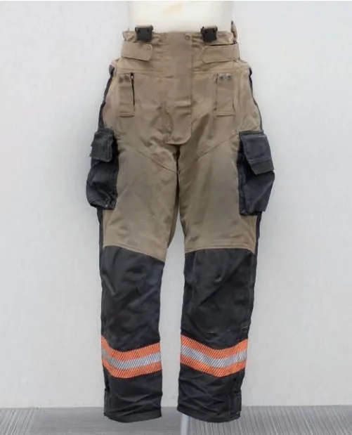 クリーニング前の防火服パンツ